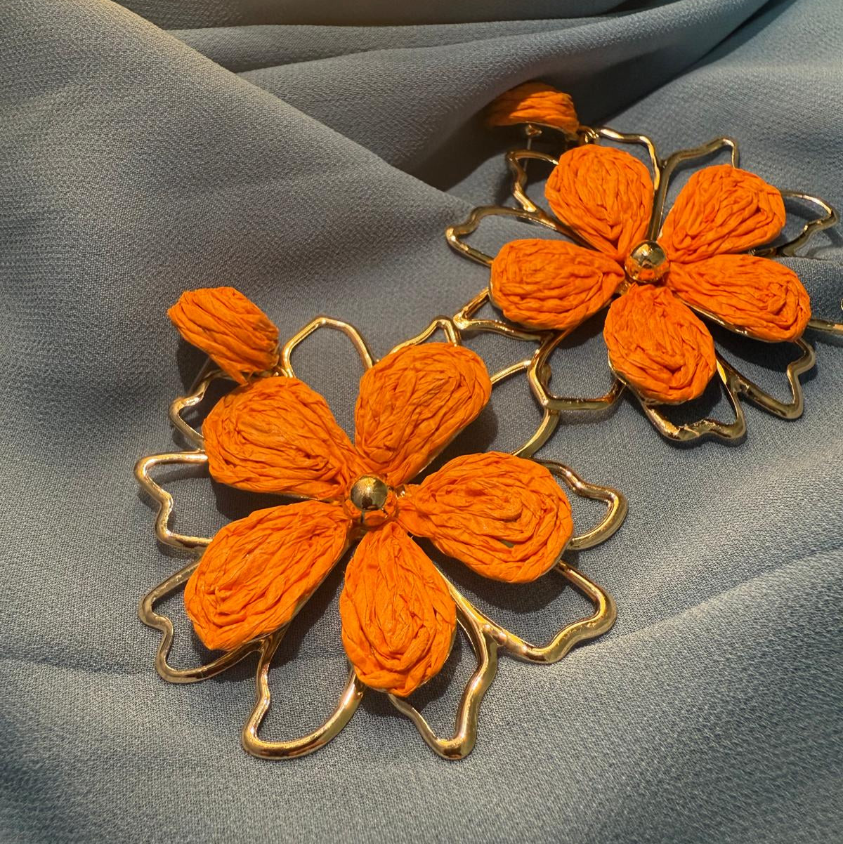 Coral Bloom Metal Turuncu Çiçek Küpe