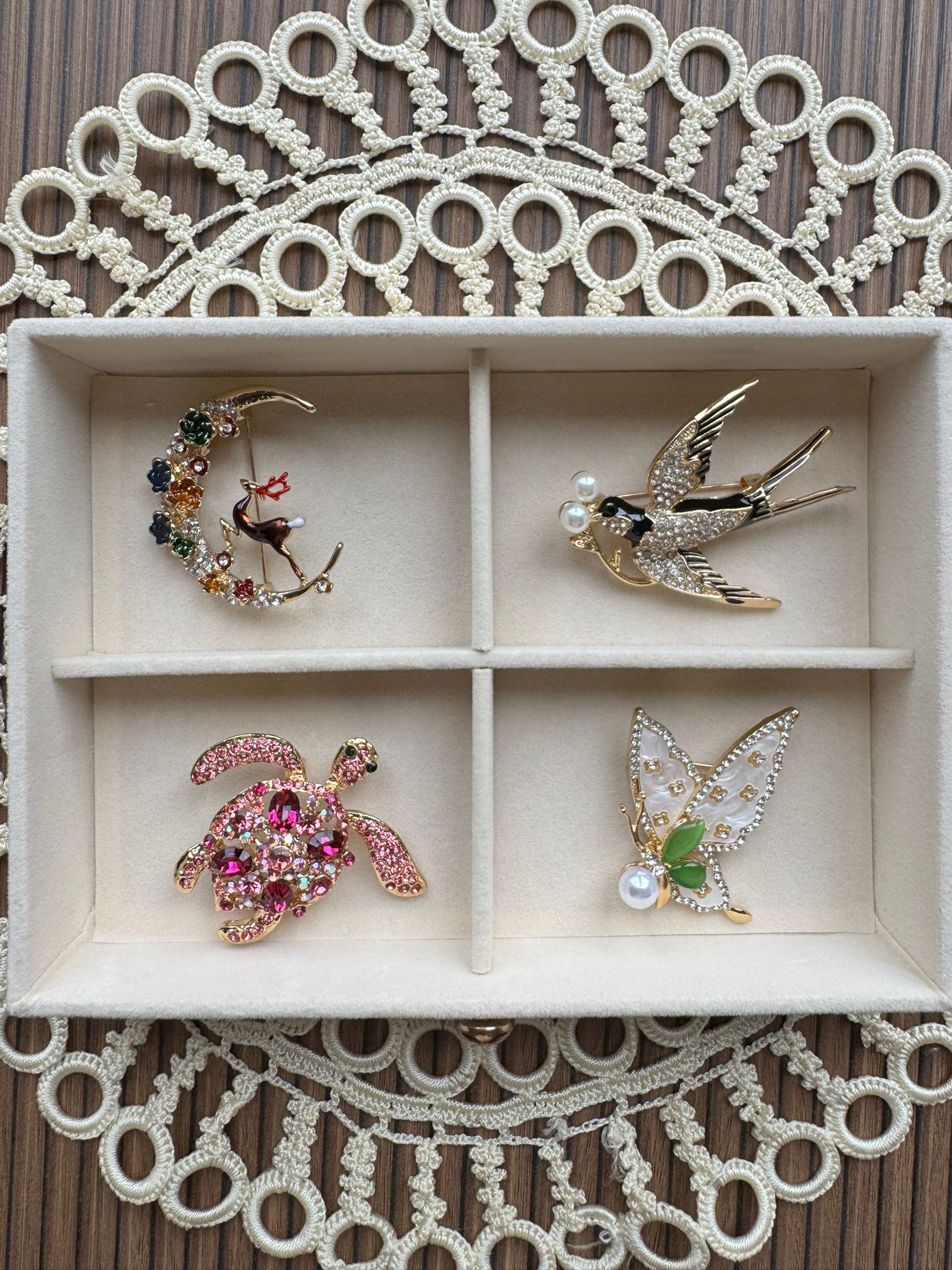 İnci Detaylı Kırlangıç Broş