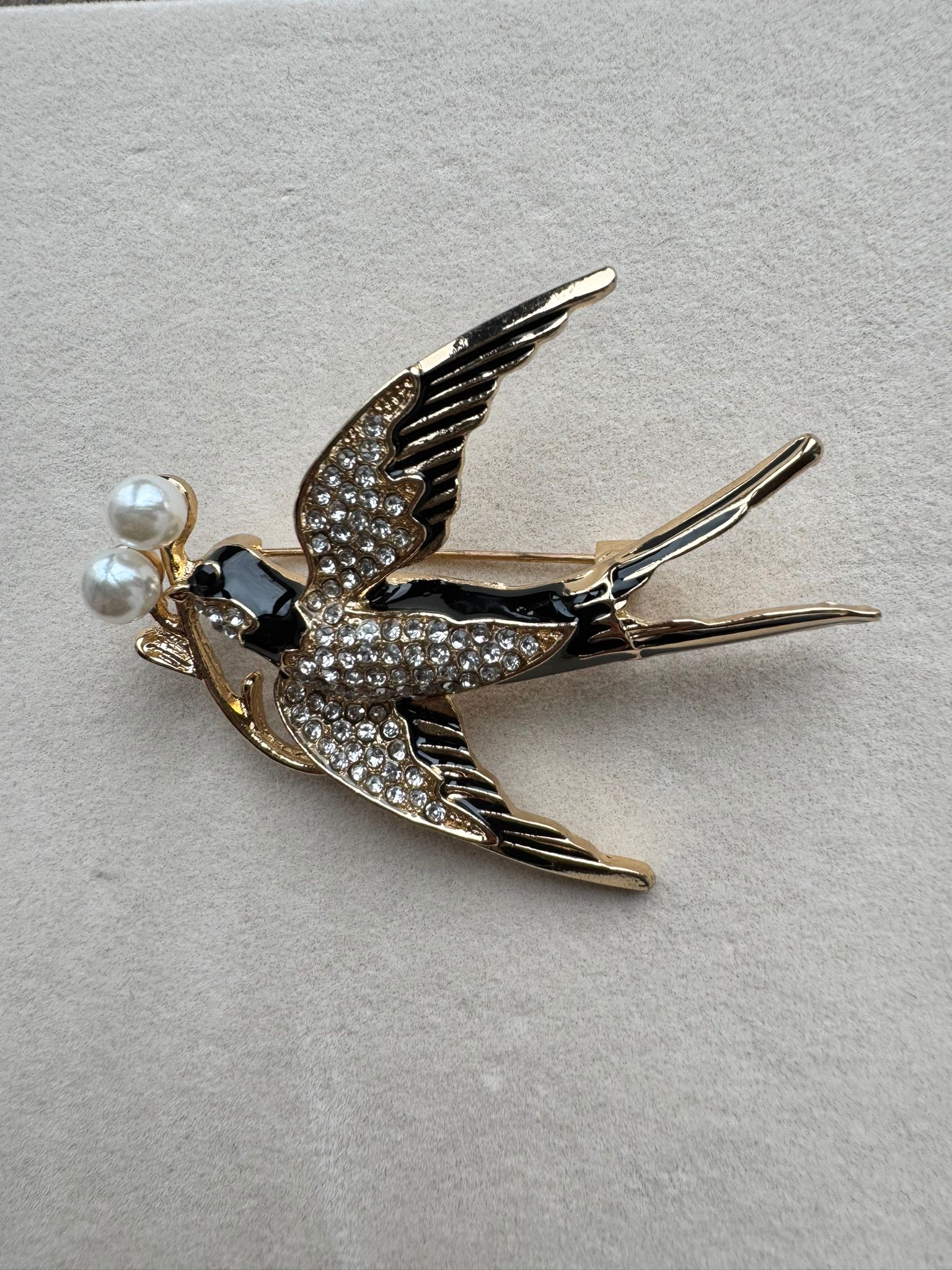 İnci Detaylı Kırlangıç Broş