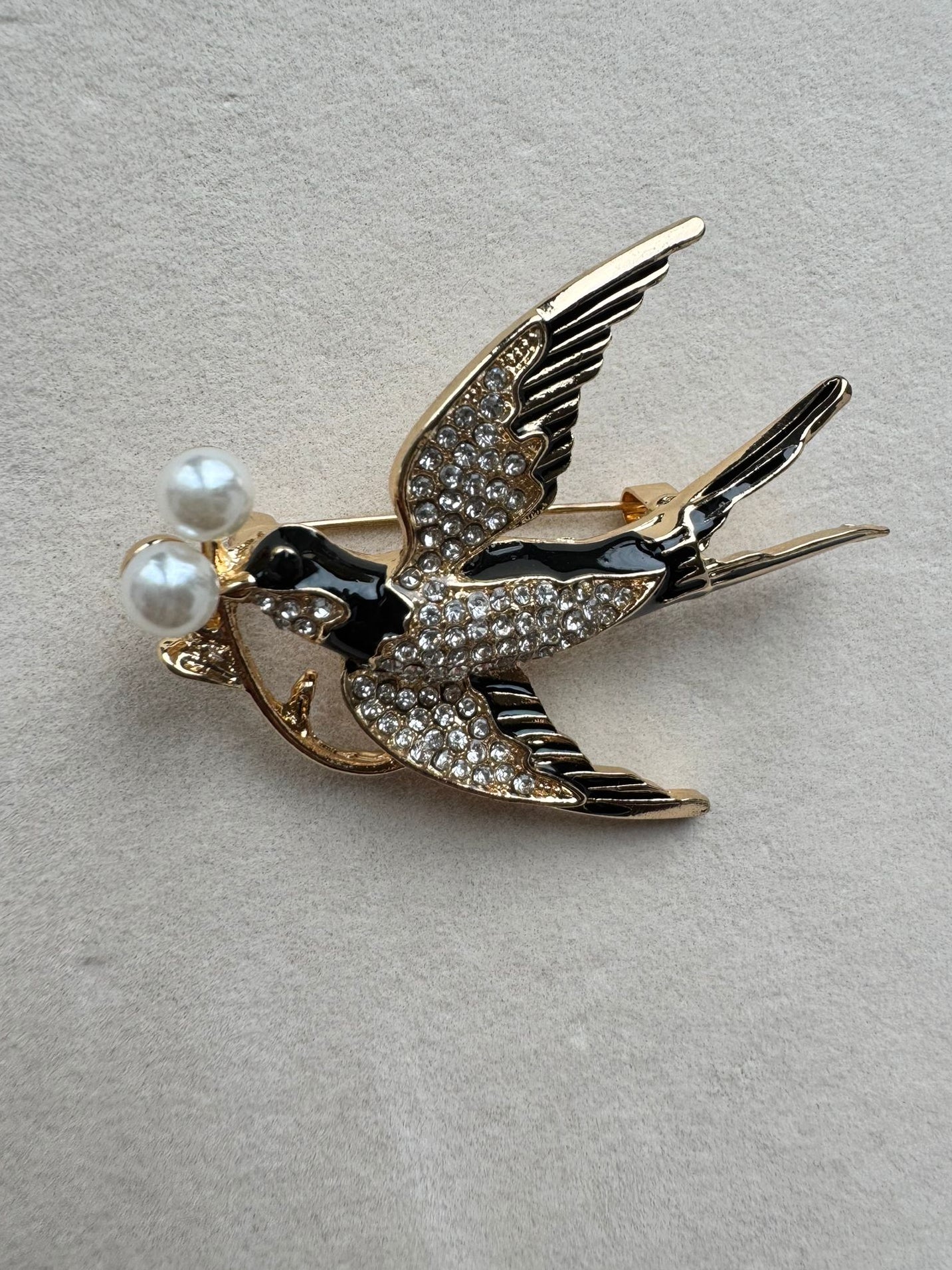 İnci Detaylı Kırlangıç Broş